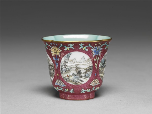 琺瑯彩紫地開光山水圖海棠式杯