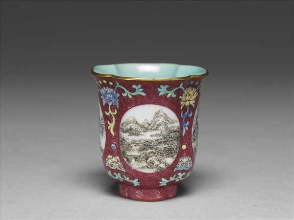 琺瑯彩紫地開光山水圖海棠式杯