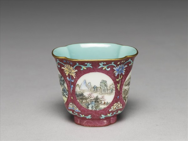 琺瑯彩紫地開光山水圖海棠式杯