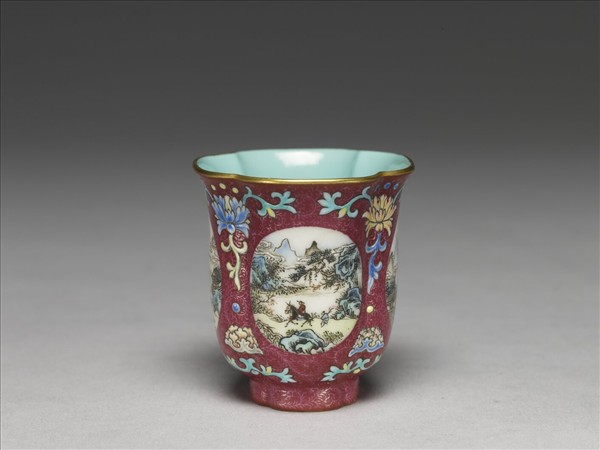 琺瑯彩紫地開光山水圖海棠式杯