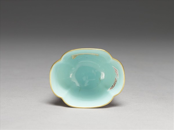 琺瑯彩紫地開光山水圖海棠式杯