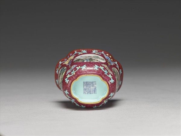 琺瑯彩紫地開光山水圖海棠式杯