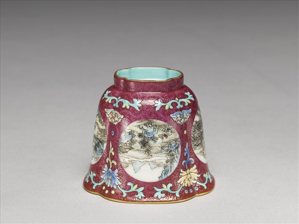 琺瑯彩紫地開光山水圖海棠式杯