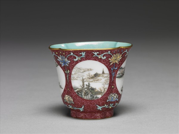 琺瑯彩紫地開光山水圖海棠式杯