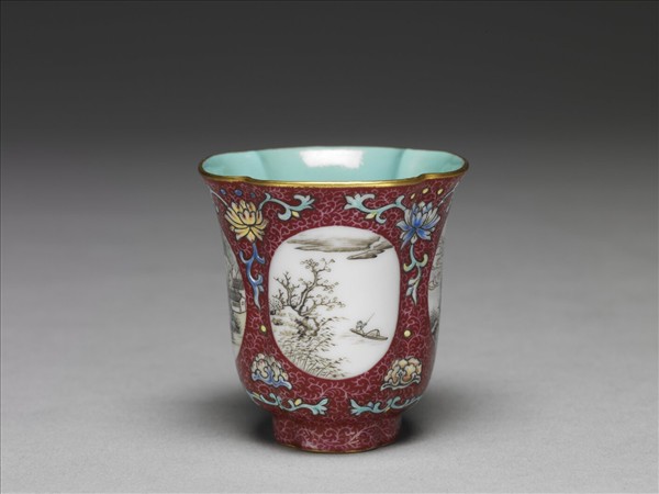 琺瑯彩紫地開光山水圖海棠式杯