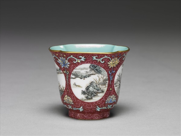 琺瑯彩紫地開光山水圖海棠式杯