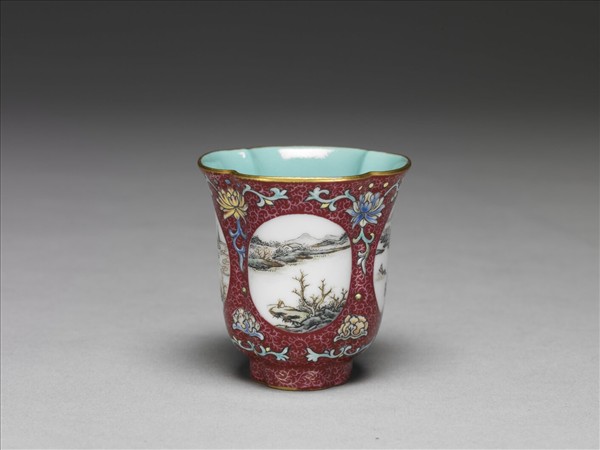 琺瑯彩紫地開光山水圖海棠式杯