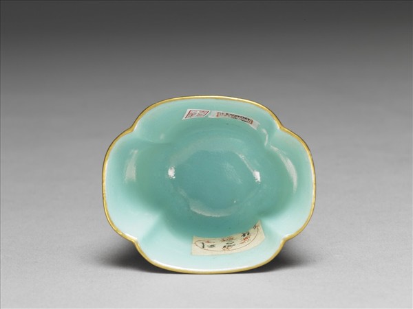 琺瑯彩紫地開光山水圖海棠式杯