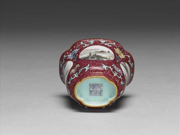 琺瑯彩紫地開光山水圖海棠式杯