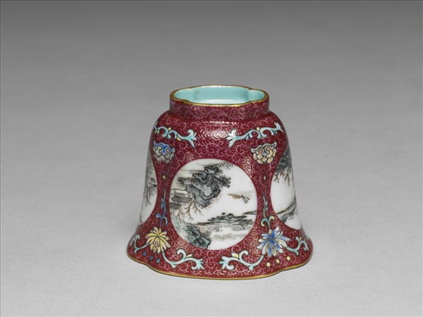 琺瑯彩紫地開光山水圖海棠式杯