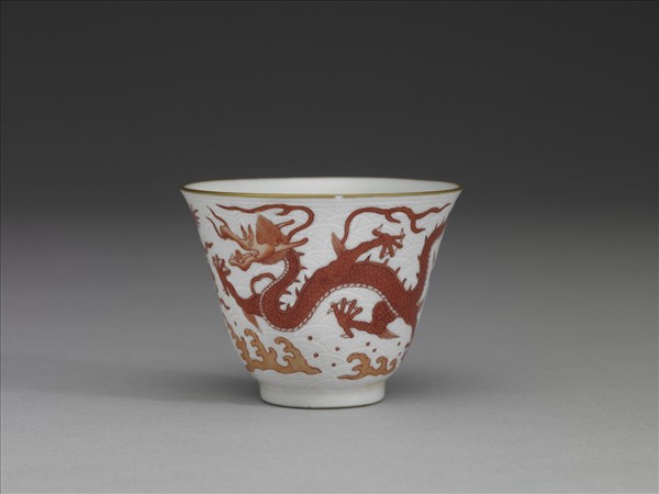 白瓷描紅雲龍紋杯