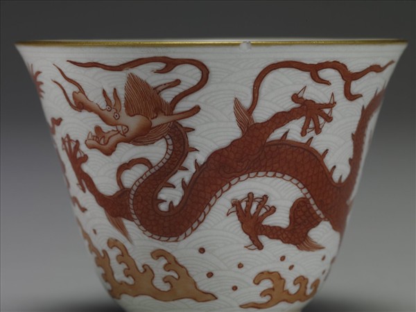 白瓷描紅雲龍紋杯