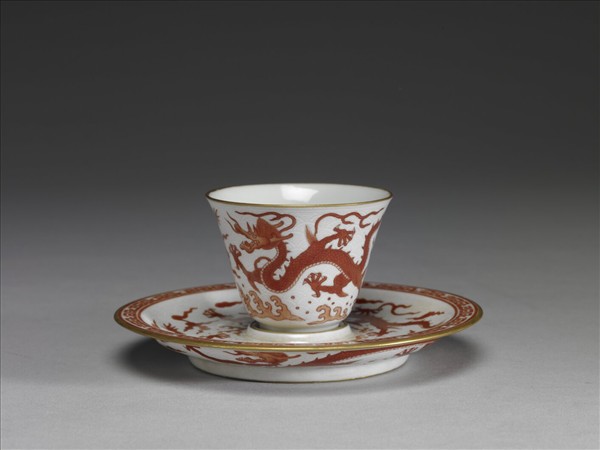 白瓷描紅雲龍紋杯托