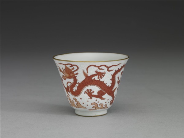 白瓷描紅雲龍紋杯
