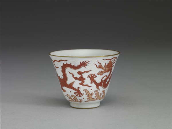 白瓷描紅雲龍紋杯