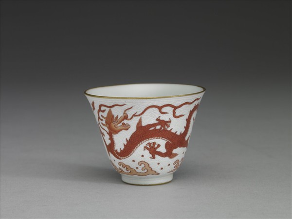 白瓷描紅雲龍紋杯