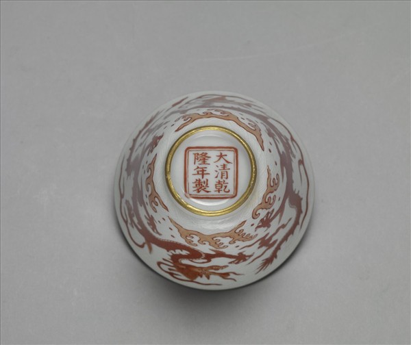 白瓷描紅雲龍紋杯