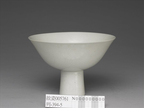 甜白半脫胎番蓮紋高足碗