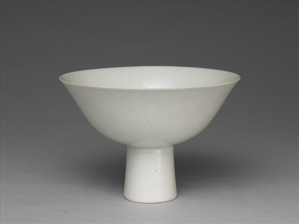 甜白半脫胎番蓮紋高足碗