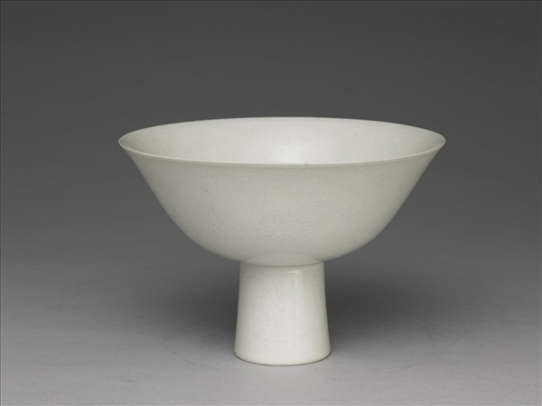 甜白半脫胎番蓮紋高足碗