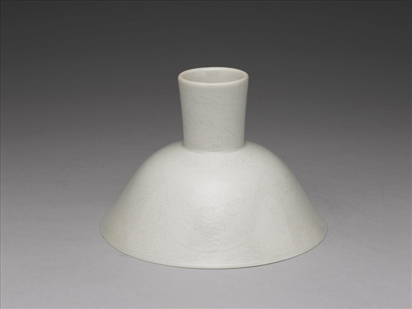 甜白半脫胎番蓮紋高足碗