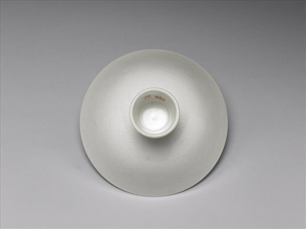 甜白半脫胎番蓮紋高足碗