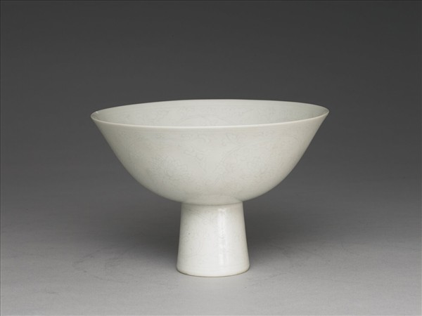 甜白半脫胎番蓮紋高足碗