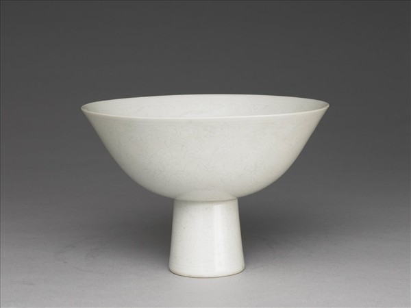 甜白半脫胎番蓮紋高足碗