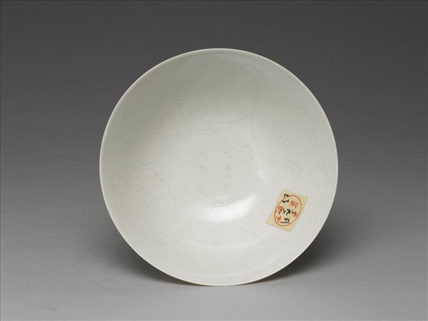 甜白半脫胎番蓮紋高足碗