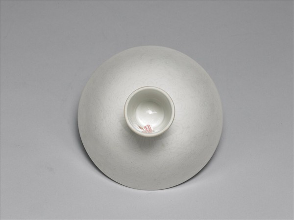 甜白半脫胎番蓮紋高足碗