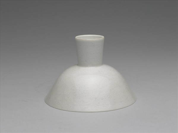 甜白半脫胎番蓮紋高足碗