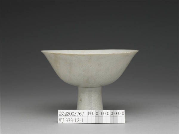 甜白釉番蓮紋高足碗