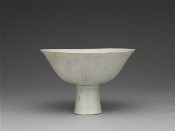 甜白釉番蓮紋高足碗