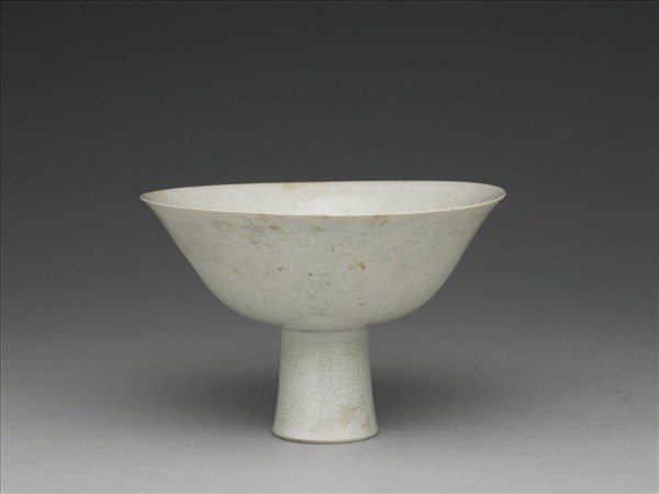 甜白釉番蓮紋高足碗