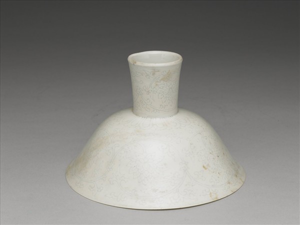 甜白釉番蓮紋高足碗