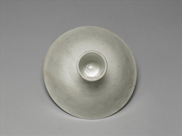 甜白釉番蓮紋高足碗