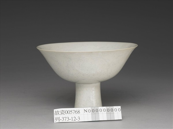 甜白釉番蓮紋高足碗