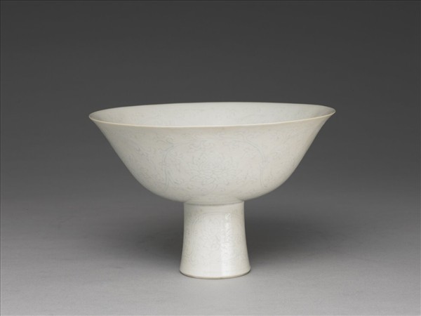 甜白釉番蓮紋高足碗