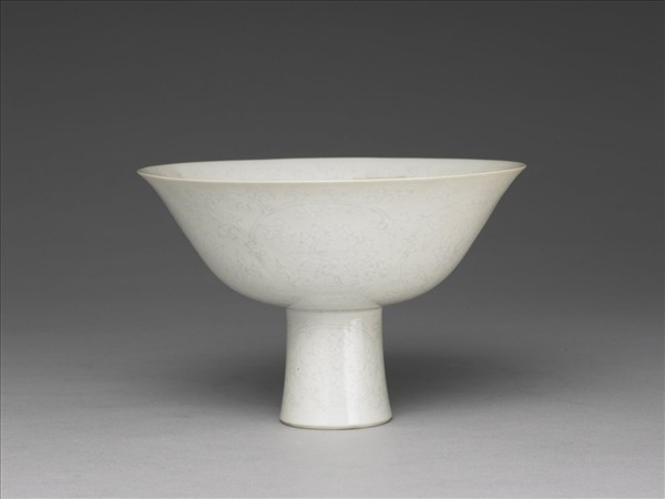 甜白釉番蓮紋高足碗