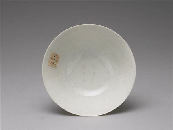 甜白釉番蓮紋高足碗