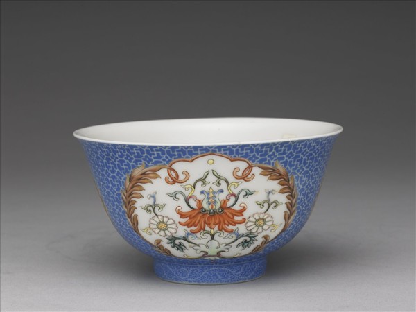 琺瑯彩藍地開光番蓮紋碗