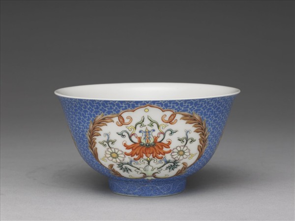 琺瑯彩藍地開光番蓮紋碗