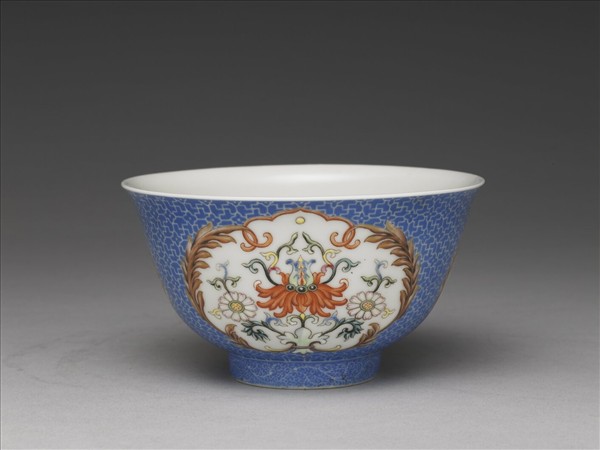 琺瑯彩藍地開光番蓮紋碗