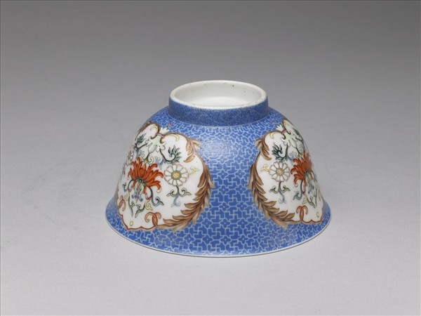 琺瑯彩藍地開光番蓮紋碗