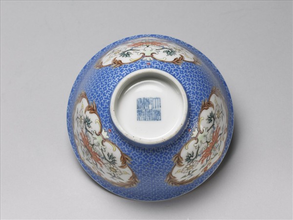 琺瑯彩藍地開光番蓮紋碗