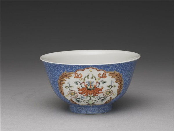 琺瑯彩藍地開光番蓮紋碗