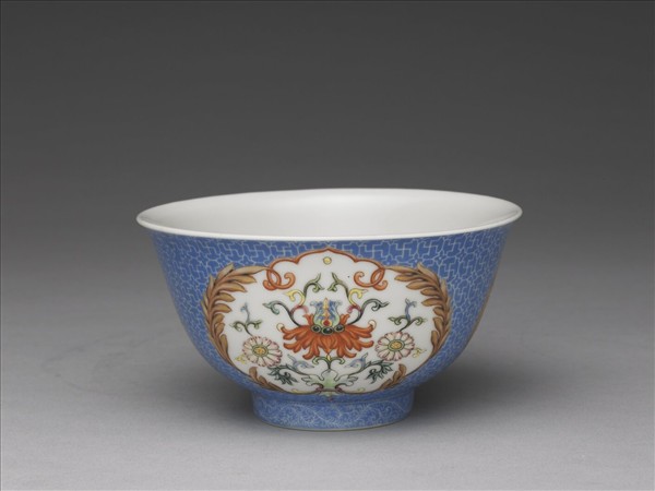 琺瑯彩藍地開光番蓮紋碗