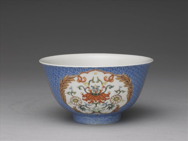 琺瑯彩藍地開光番蓮紋碗