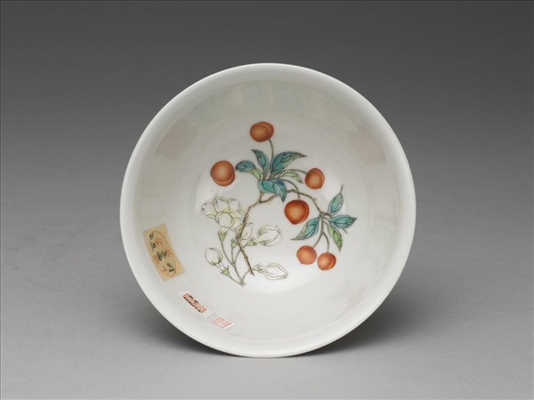 琺瑯彩藍地開光番蓮紋碗