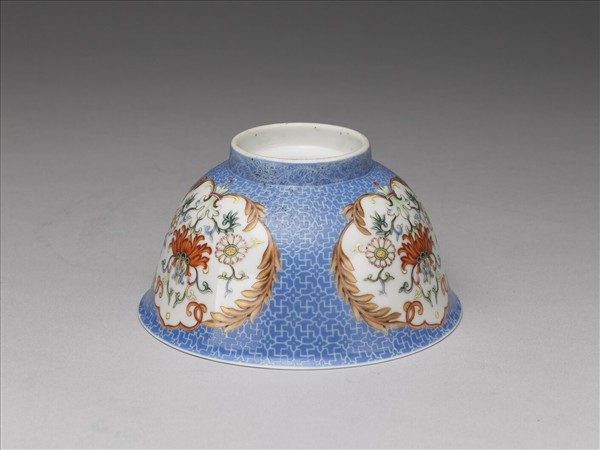 琺瑯彩藍地開光番蓮紋碗